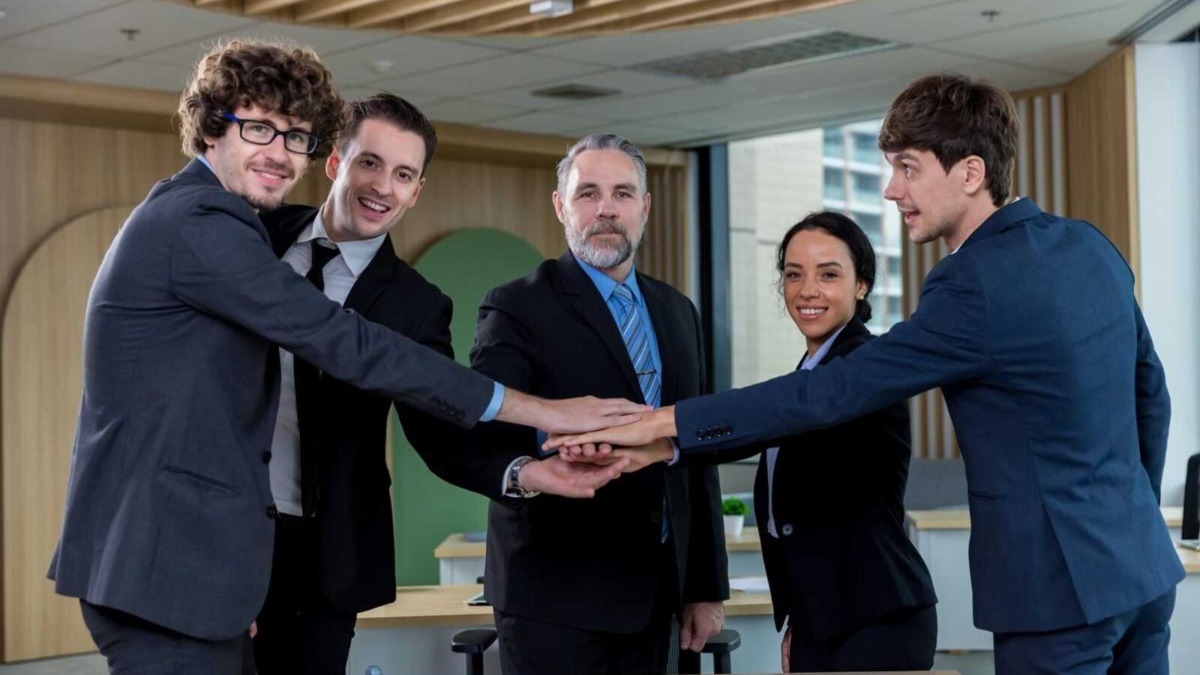 Accordo tra colleghi in ufficio, teamwork, persone di affari che si stringono la mano, collaborazione aziendale, progetto di successo, team building, concetto di partnership.