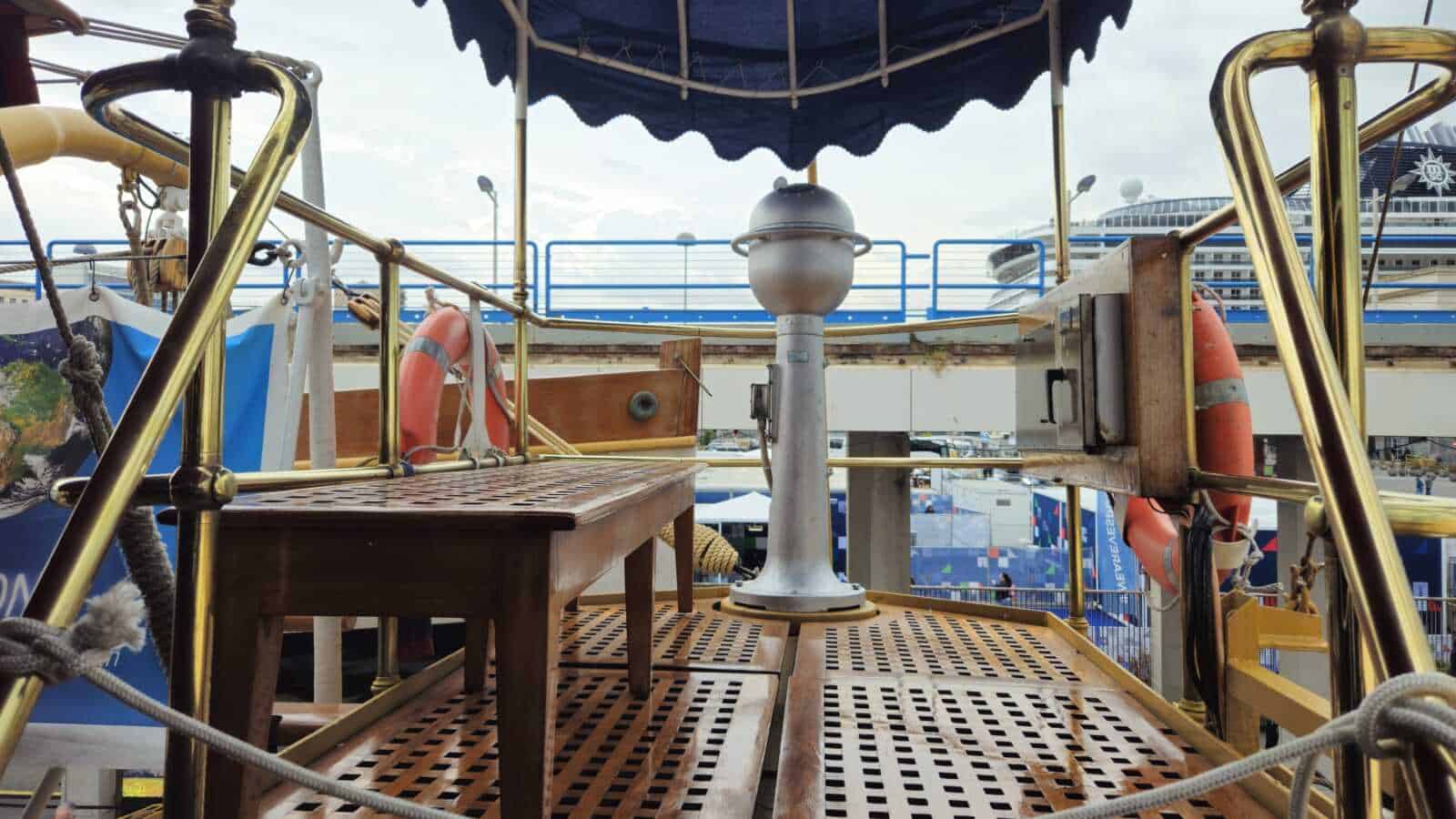 Amerigo Vespucci a Napoli 2025: cosa sapere 12 Passeggiata sul ponte della nave, dettagli delle strutture in legno e metallo, sicurezza con cavi e galleggianti, atmosfera marina, crociera di lusso, decorazioni nautiche, ambiente di viaggio in mare, foto di bordo.