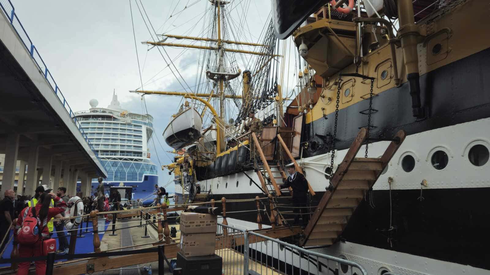 Amerigo Vespucci a Napoli 2025: cosa sapere 2 Nave storica e moderna attraccata al porto con visitatori e personale, evento pubblico di esposizione navale, attrazioni per appassionati di marineria e storia marittima, atmosfera di villaggio marittimo.
