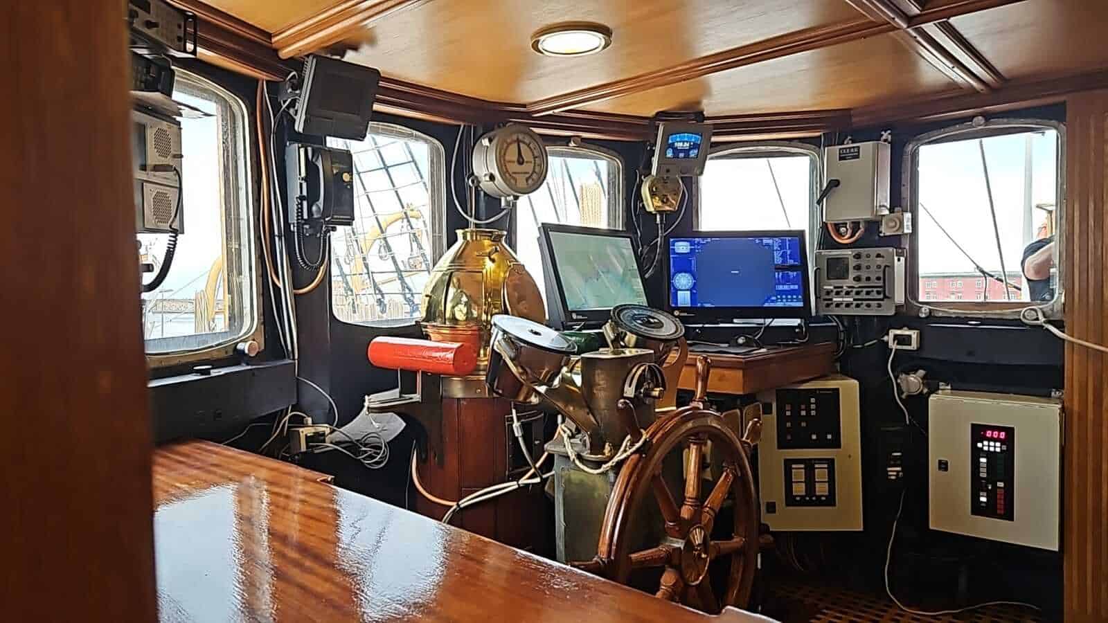 Amerigo Vespucci a Napoli 2025: cosa sapere 16 Pilotaggio e strumenti navigazione motoscafi marittimi, sala controllo con apparecchiature nautiche, tecnologia e strumenti di bordo per la sicurezza in mare.