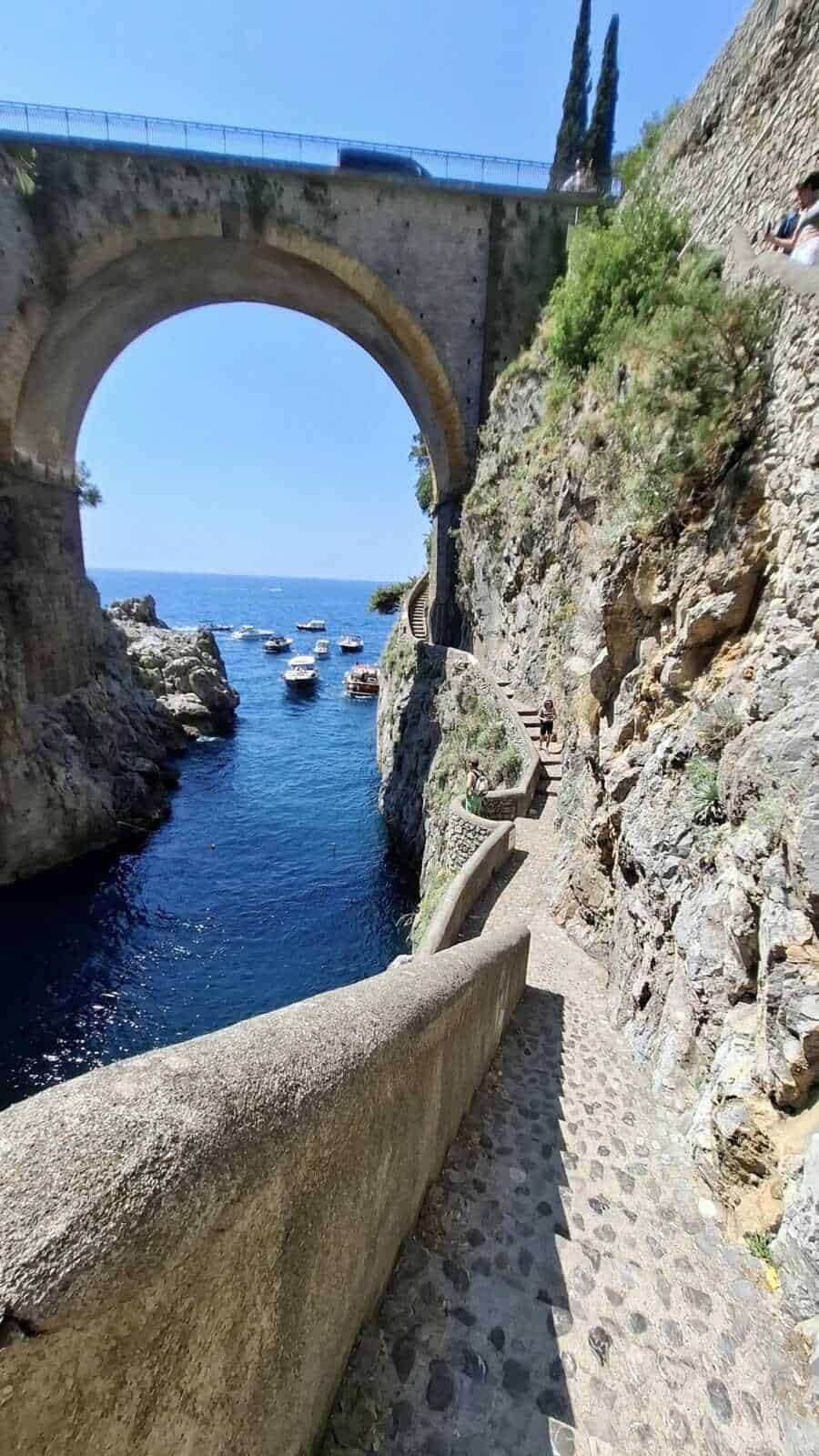 Scalinata panoramica verso il Fiordo di Furore in Costiera Amalfitana