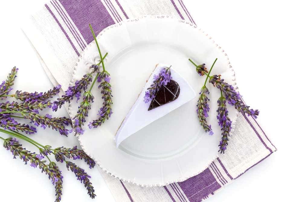 Delizia al cioccolato e lavanda, dolce raffinato decorato con fiori di lavanda freschi. Perfetto come dessert elegante e profumato, ideale per ogni occasione speciale.