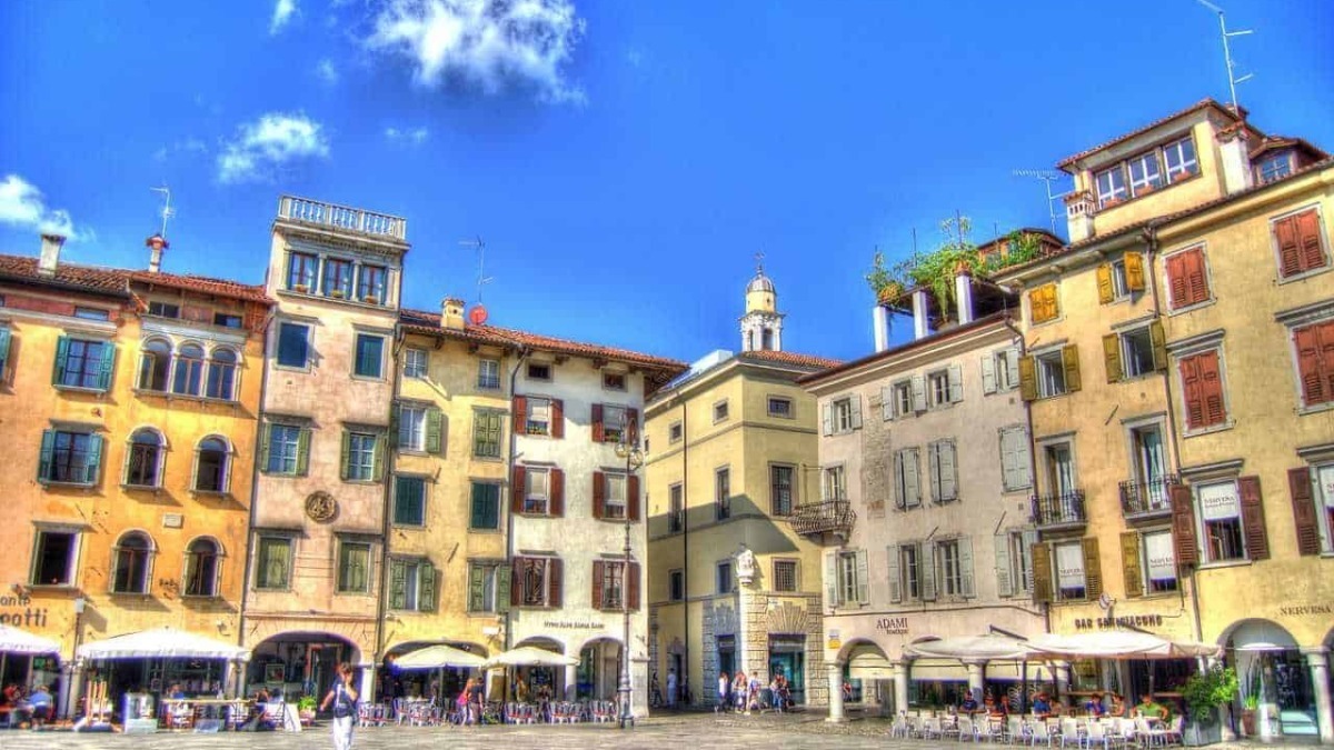 Piazza della Libertà a Udine con la Loggia del Lionello e la Torre dell’Orologio
