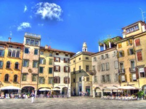 Piazza della Libertà a Udine con la Loggia del Lionello e la Torre dell’Orologio