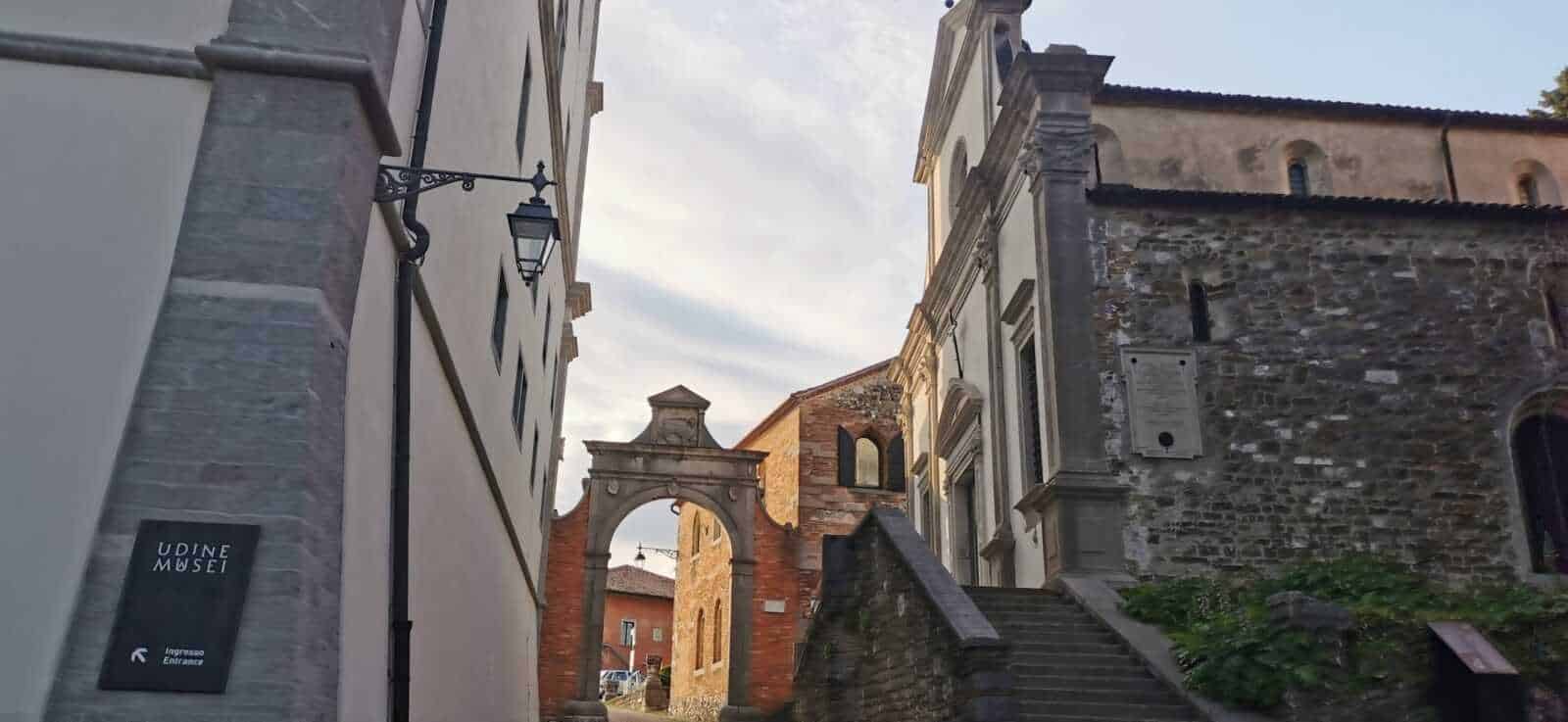 Cosa visitare a Udine in un giorno 5 Arco Bollani e chiesa di Santa Maria di Castello a Udine