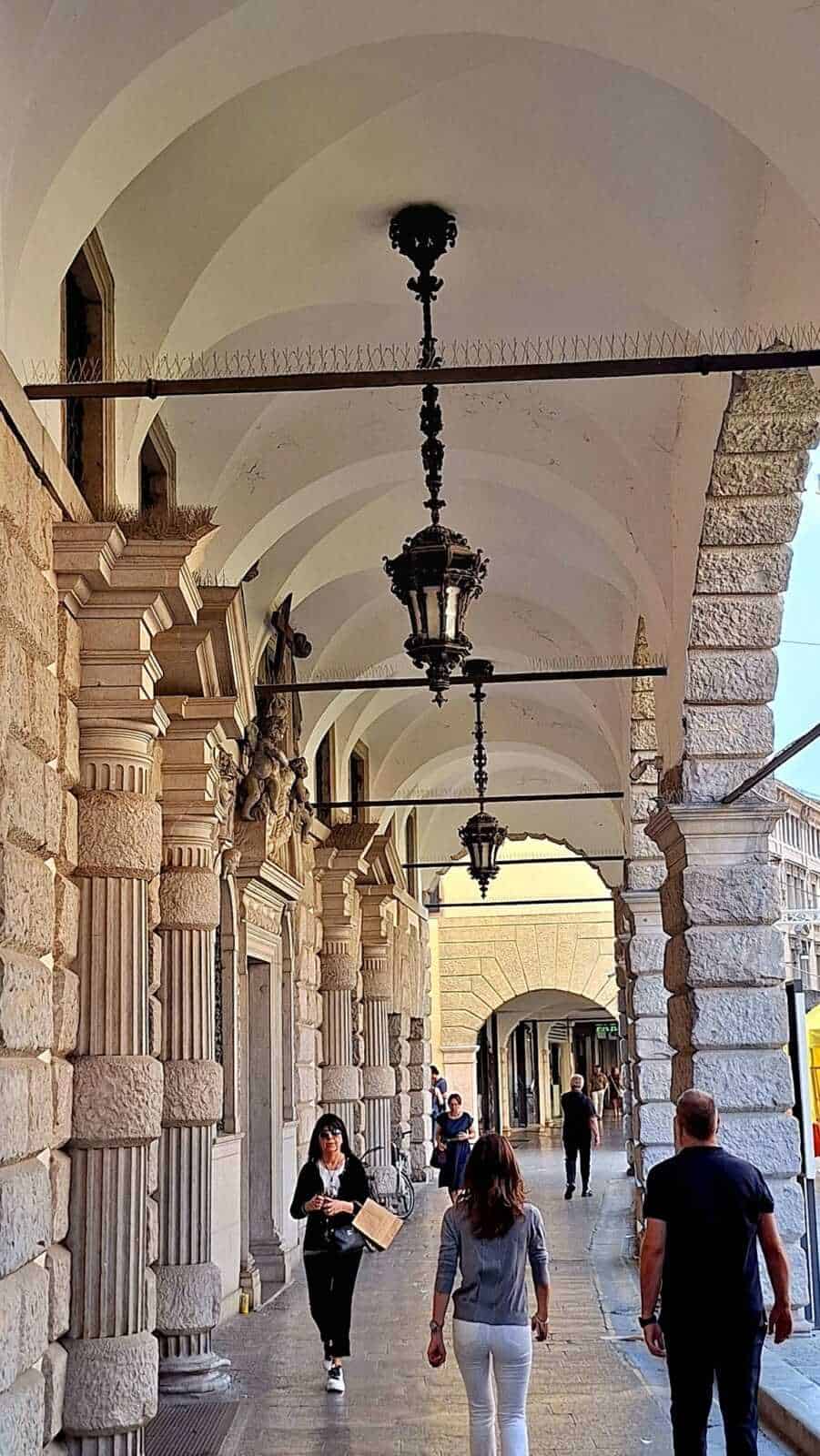 Cosa visitare a Udine in un giorno 3 Loggia di San Giovanni accanto alla Torre dell’Orologio a Udine