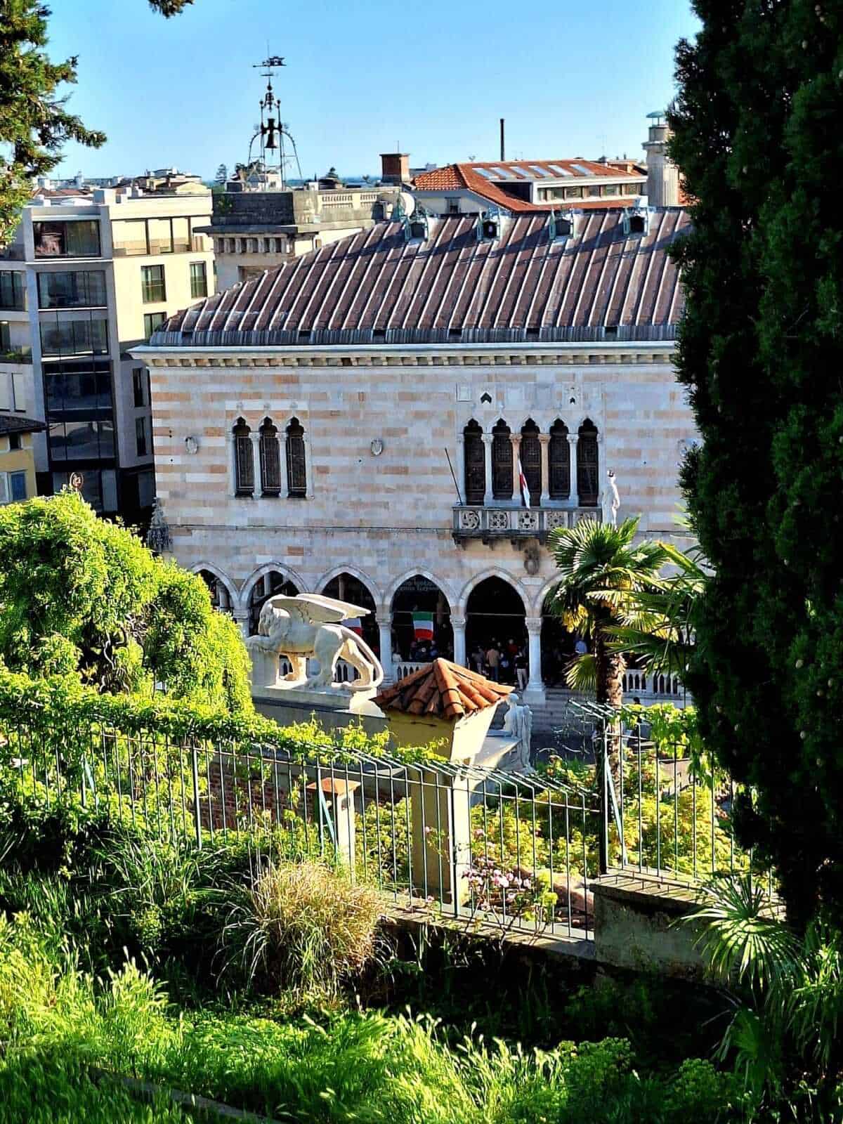 Cosa visitare a Udine in un giorno 4 Leone di San Marco sulla Loggia di San Giovanni a Udine
