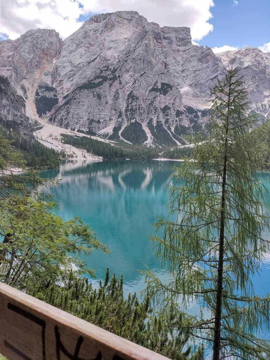 Montagna e lago alpino cristallino in natura, paesaggio montano con acque turchesi e foresta di pini, ambiente naturale, scenari montani, alpeggi, relax e turismo outdoor.