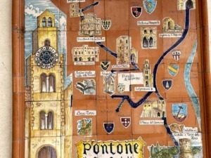 Targhe in piastrelle illustranti la mappa di Pontone, con dettagli del centro storico, edifici storici e simboli medievali, rappresentando le principali attrazioni e luoghi di interesse del paese.