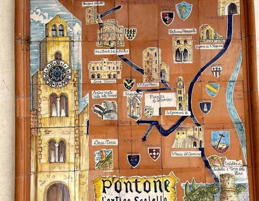 Targhe in piastrelle illustranti la mappa di Pontone, con dettagli del centro storico, edifici storici e simboli medievali, rappresentando le principali attrazioni e luoghi di interesse del paese.