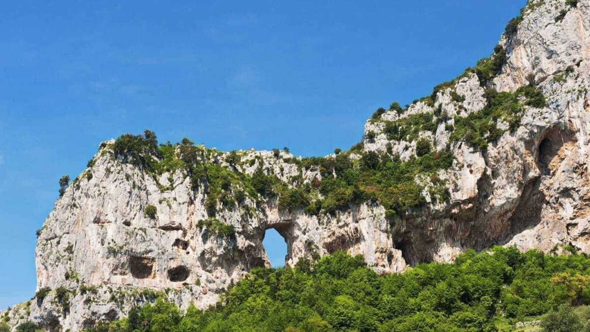 Montepertuso il buco nella montagna di Positano
