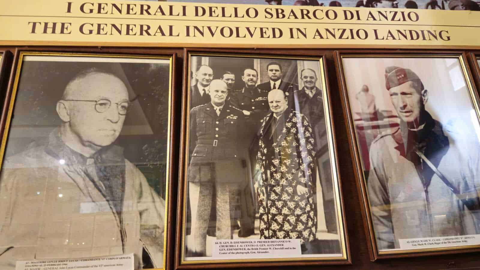 Generali dello sbarco di Anzio, fotografie storiche dei comandanti militari coinvolti nell'invasione, esposizione di importanti figure della Seconda Guerra Mondiale, foto d'epoca con uniformi militari e dettagli storici.
