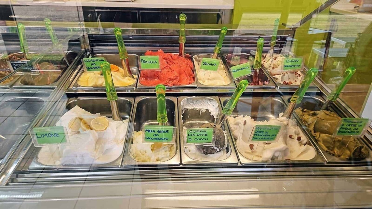FileName: gelato artigianale italiano in vetrina