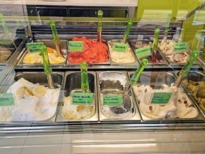 FileName: gelato artigianale italiano in vetrina