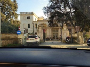Villa storica con architettura elegante e giardino curato, situata in una zona tranquilla, ideale per eventi e residenze di prestigio. Ricca di storia e fascino nel cuore di una città italiana.