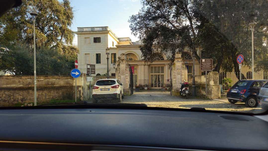 Villa storica con architettura elegante e giardino curato, situata in una zona tranquilla, ideale per eventi e residenze di prestigio. Ricca di storia e fascino nel cuore di una città italiana.