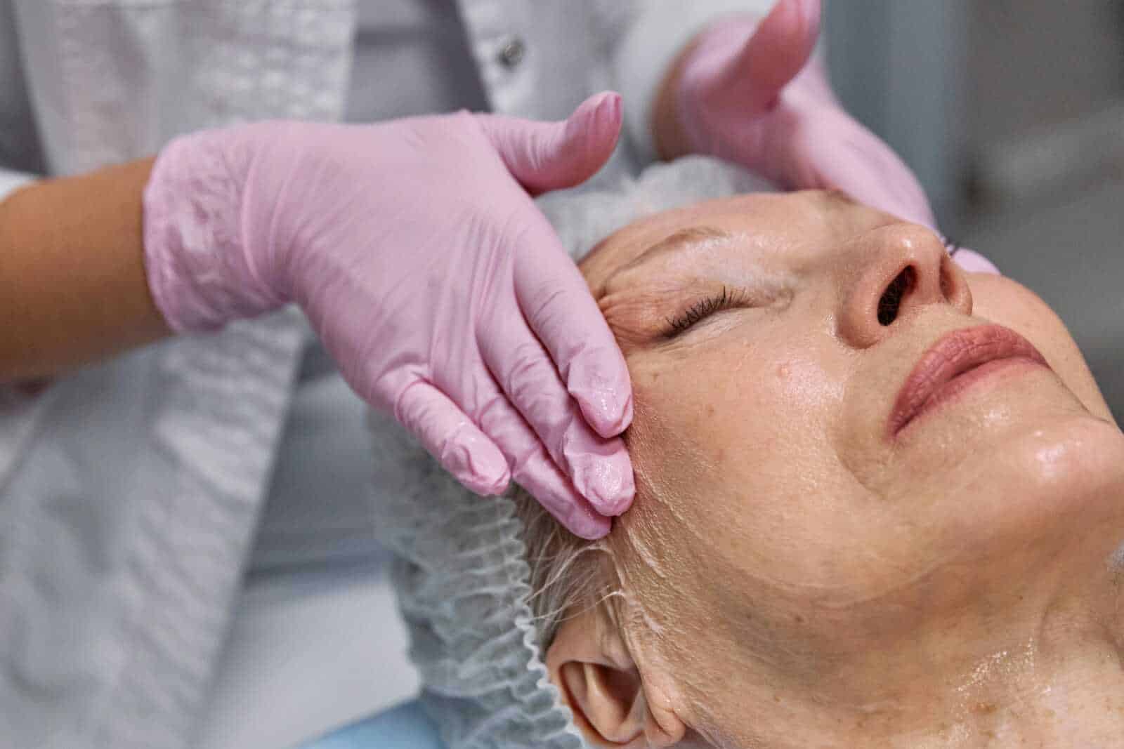 Pelle del viso, trattamento estetico anti-età, cura della pelle, centro estetico, bellezza e benessere, tecnica di massaggio facciale, kit estetico, cosmetici naturali, cura del viso.