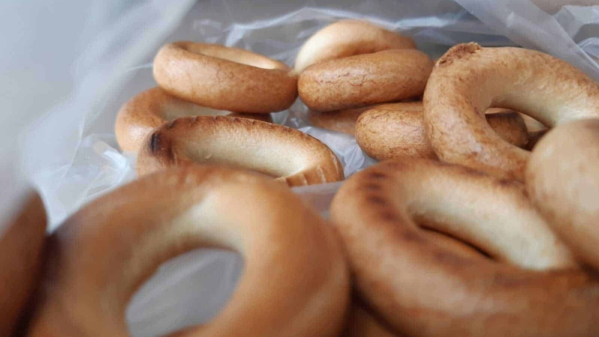 Croissant di pasta sfoglia dorata e fragrante, disposti in una scatola con carta da forno. Perfetti per colazione o snack goloso, rappresentano un esempio di dolci fatti in casa.