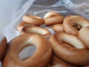 Croissant di pasta sfoglia dorata e fragrante, disposti in una scatola con carta da forno. Perfetti per colazione o snack goloso, rappresentano un esempio di dolci fatti in casa.