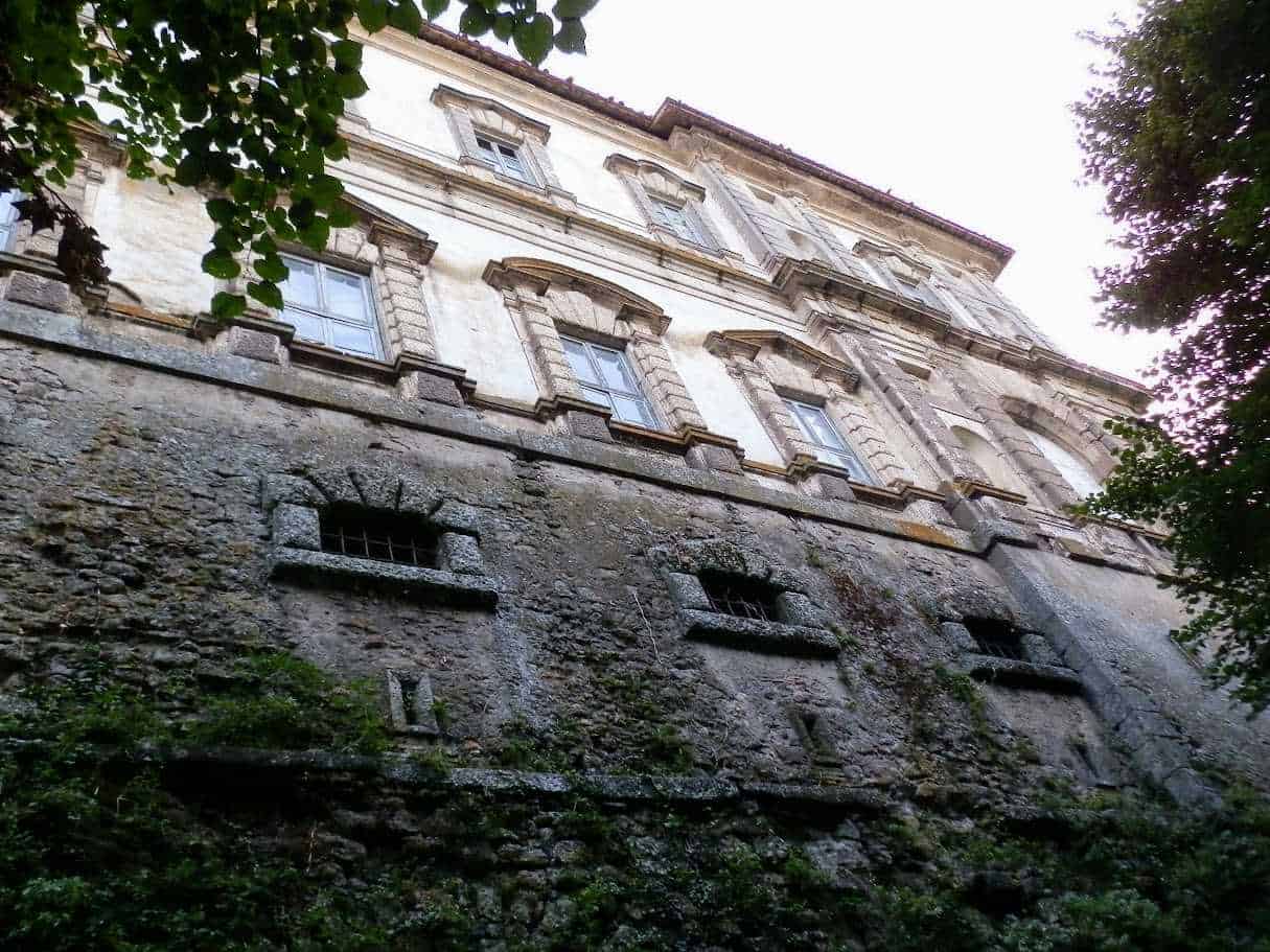 Palazzo Chigi-Albani e la Fontana Papacqua