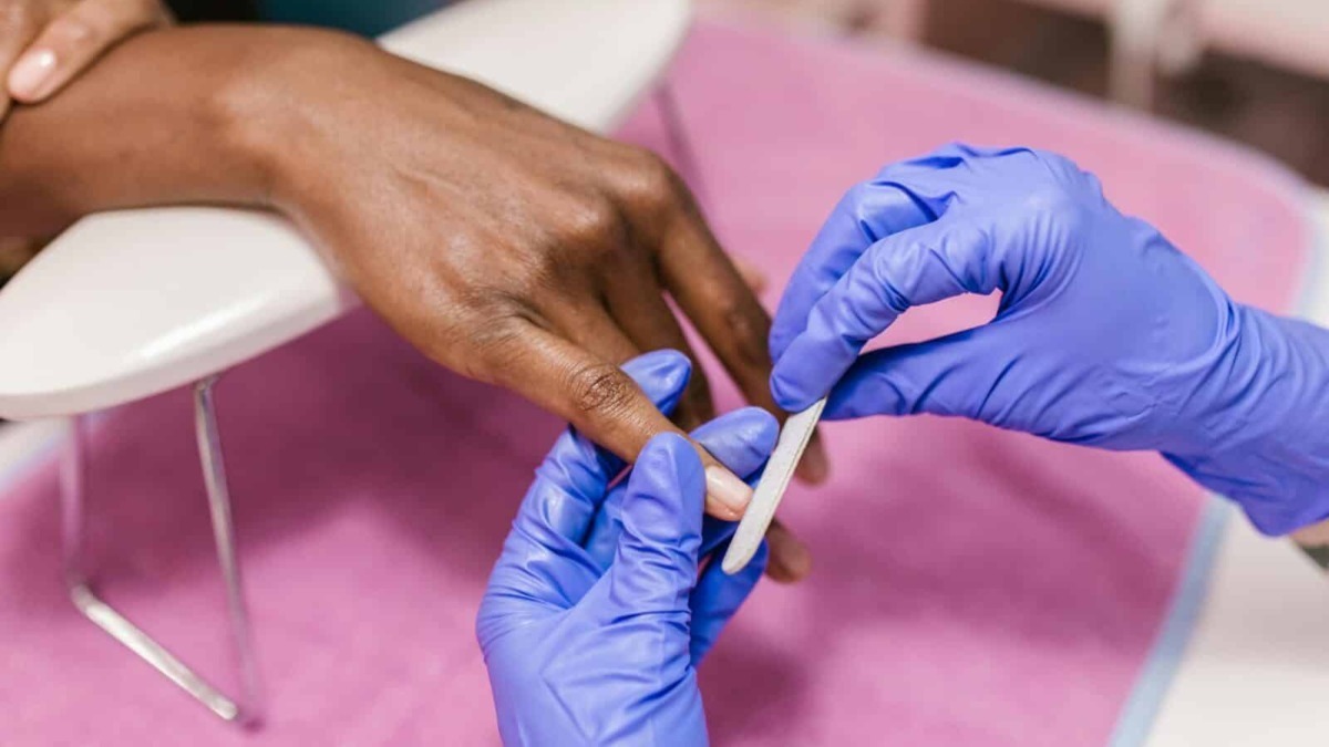 Analisi delle unghie e manicure professionale in clinica estetica. Tecniche di manicure, cura delle unghie e trattamenti estetici per mani sane e belle. Procedures di nail care con strumenti sterili.