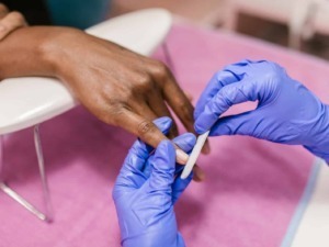Analisi delle unghie e manicure professionale in clinica estetica. Tecniche di manicure, cura delle unghie e trattamenti estetici per mani sane e belle. Procedures di nail care con strumenti sterili.