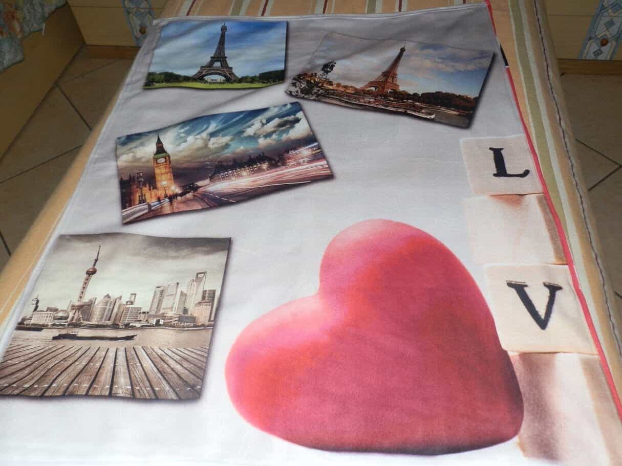 Panorami con immagini del Torre Eiffel e Big Ben, decorazioni romantiche con un grande cuore rosso su un tessuto con lettere L e V, ideale per contenuti di viaggi e amore