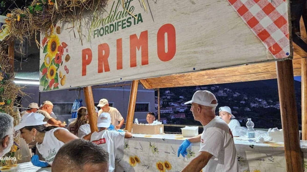 Carnevale di Primavera, gastronomia e festa popolare a Prato con stand di cibo tradizionale, musica e atmosfera conviviale all'aperto.