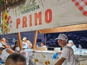 Carnevale di Primavera, gastronomia e festa popolare a Prato con stand di cibo tradizionale, musica e atmosfera conviviale all'aperto.