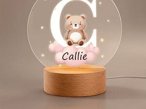 C LED lamp con orsacchiotto su nuvola rosa, decorazione per cameretta bambini, luce notturna personalizzata Callie, lampada da tavolo per ambienti accoglienti, illuminazione delicata e dolce.