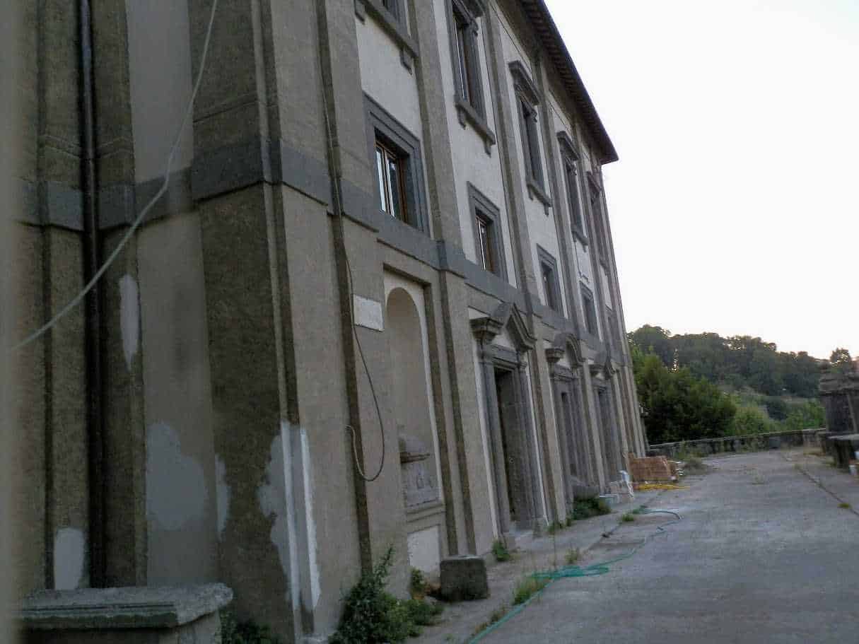 Vecchio edificio in stile classico 