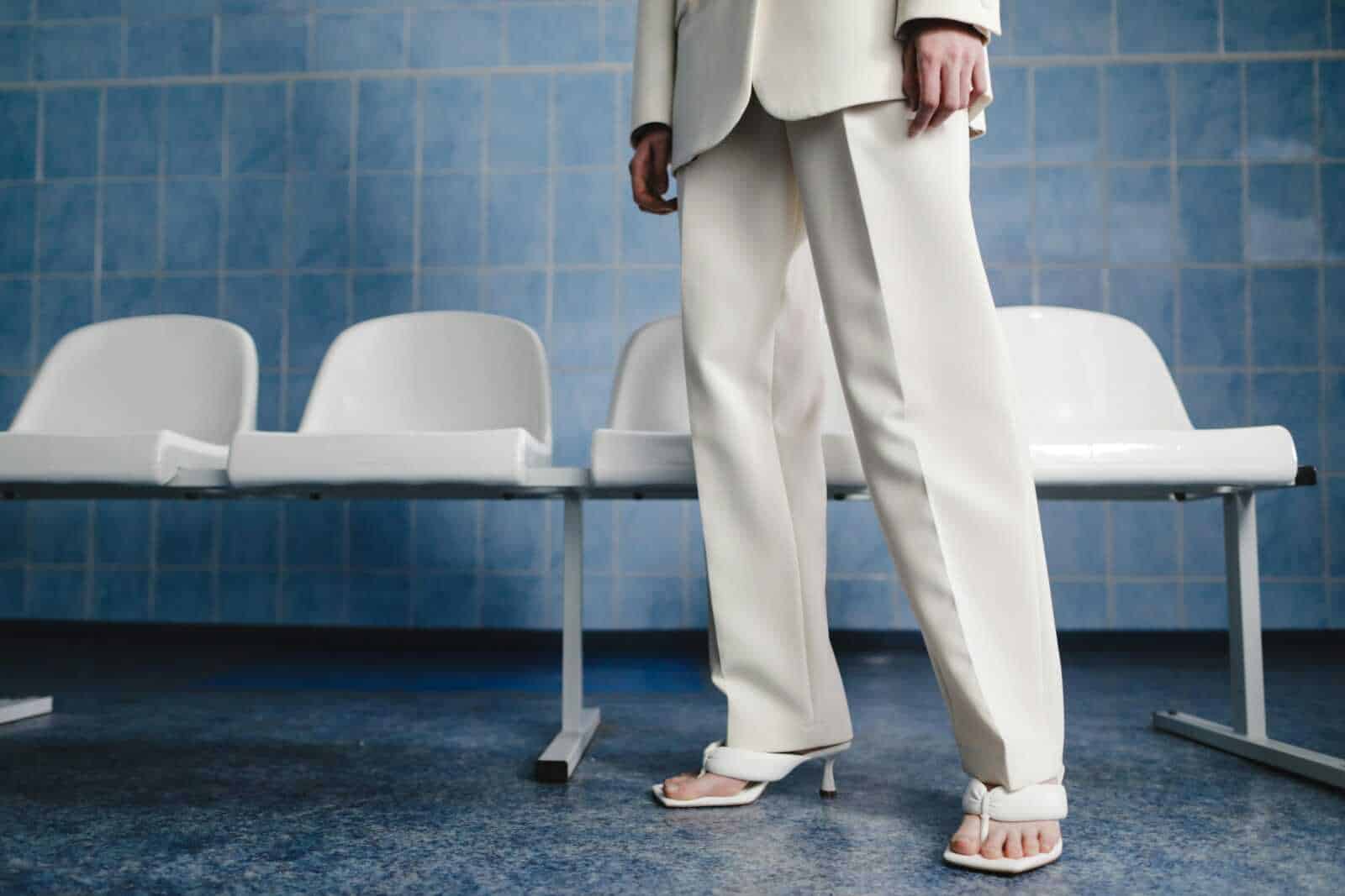 Abbinare i pantaloni baggy: pantaloni baggy estivi con sandali