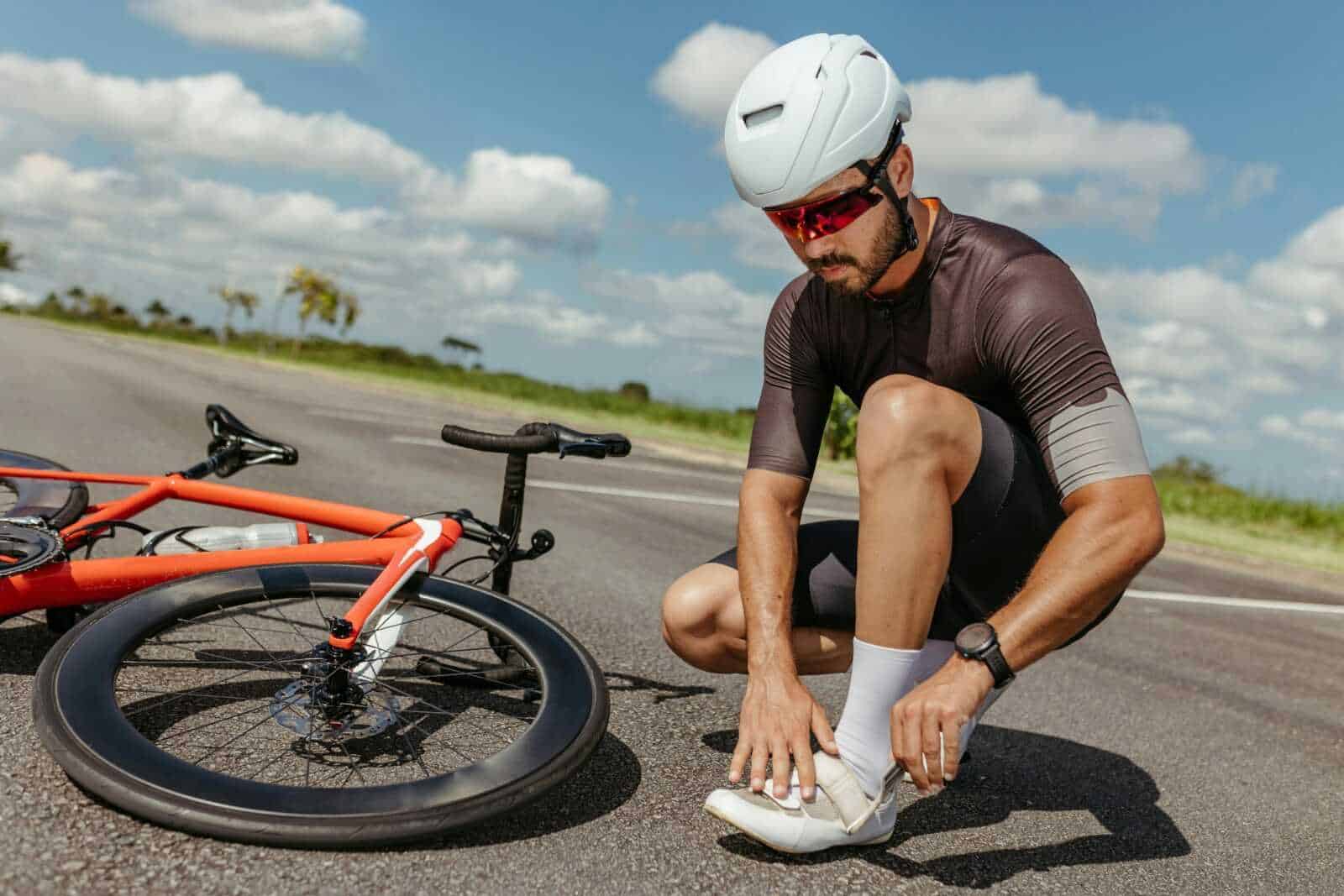 Femminile che sistema le scarpe da ciclismo su strada, bici da corsa di alta qualità, abbigliamento sportivo e accessori per ciclisti, percorso avanti in città, spedizione rapido e comfort.