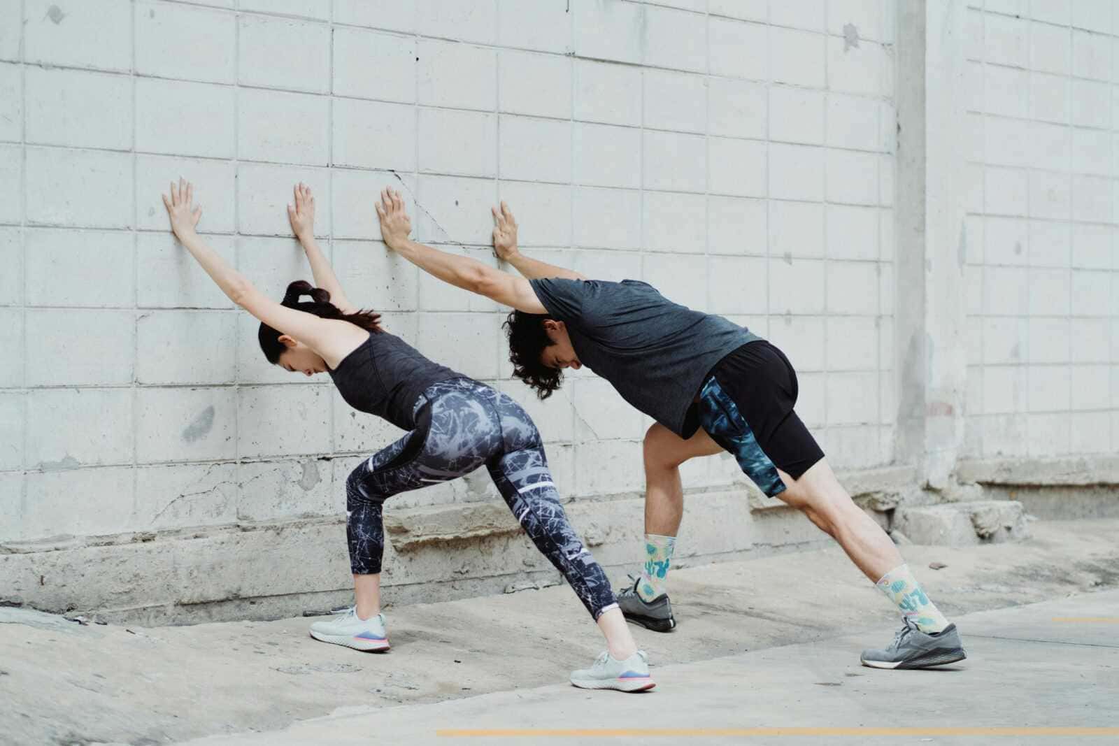 Scoliosi esercizi stretching yoga per migliorare la postura e la salute della colonna vertebrale in modo naturale.