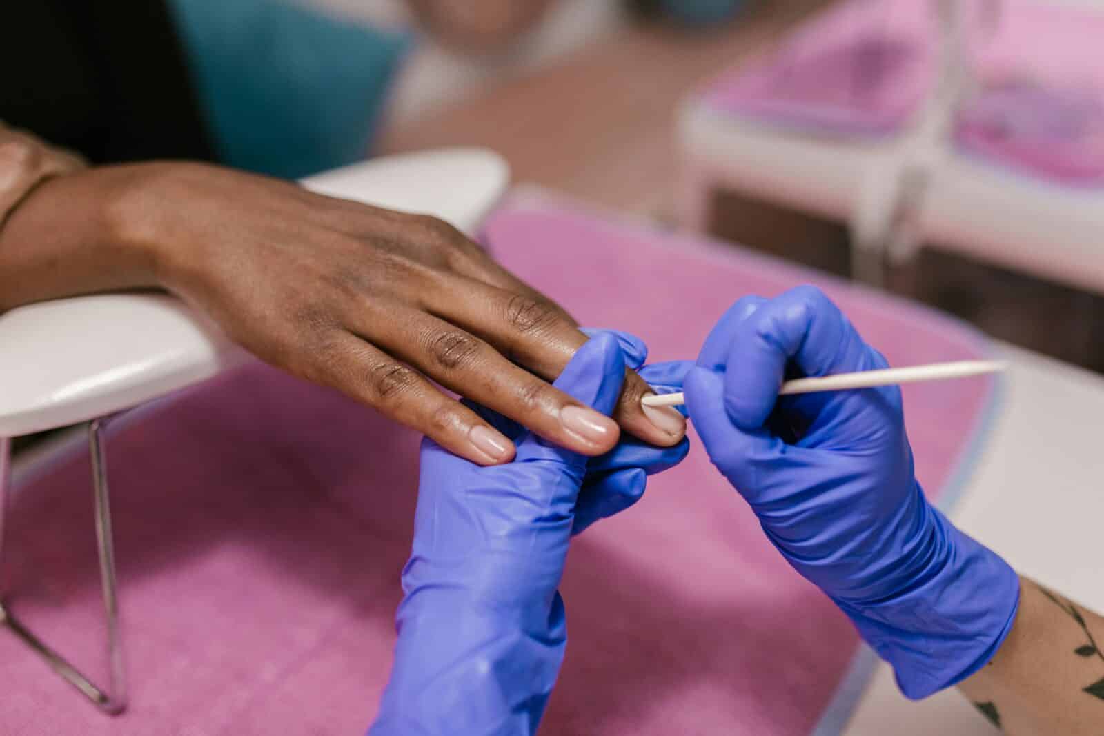 Disinfezione unghie, manicure professionale, igiene e sicurezza in salone di bellezza, manicure gel con attenzione ai dettagli, cura delle mani.