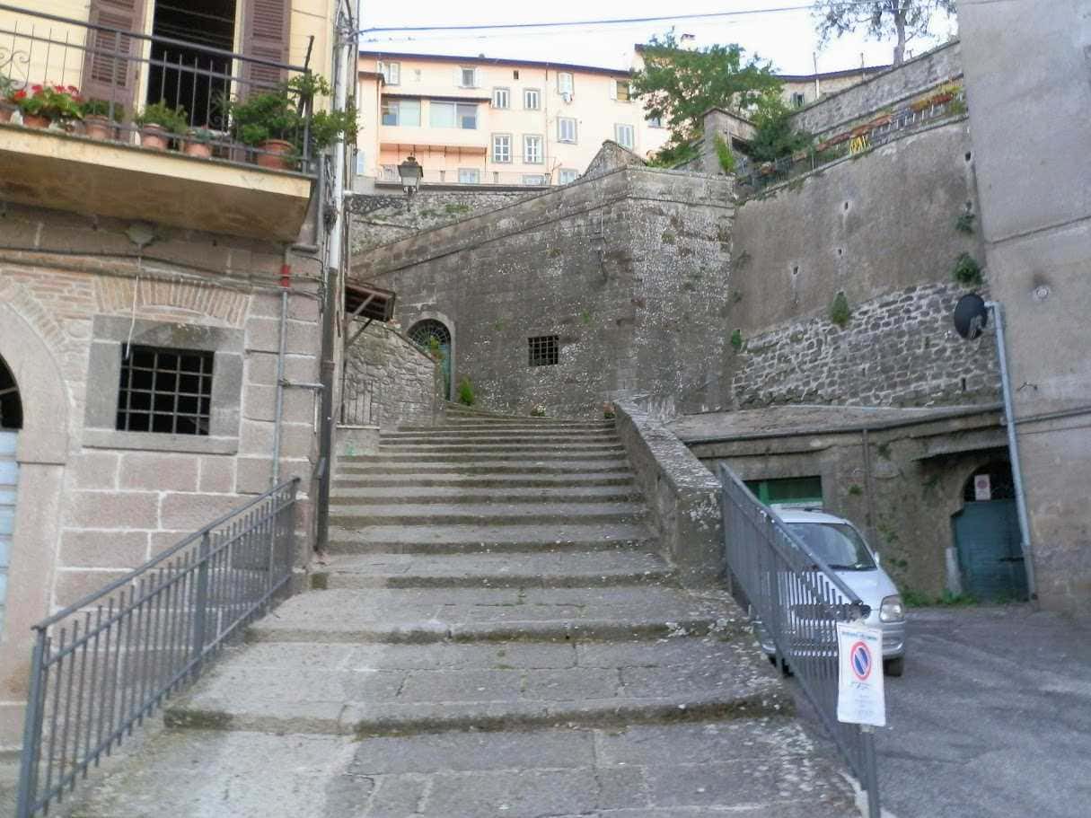 scale antiche con edifici storici nel centro storico