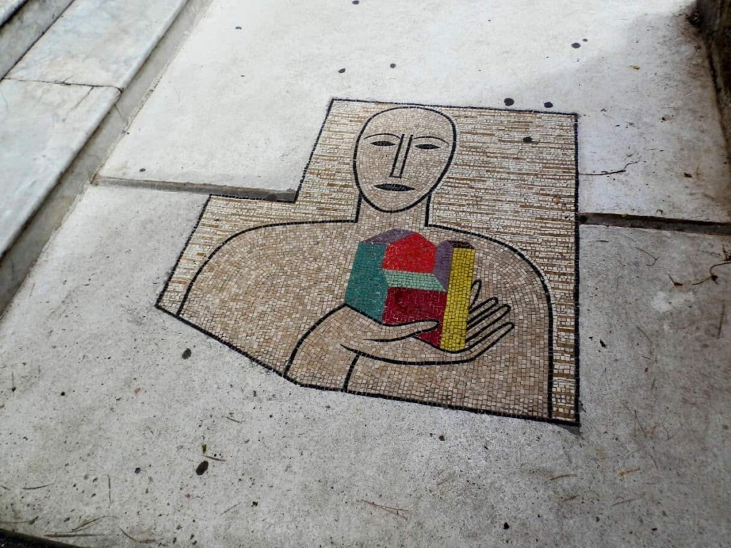 Entrata della chiesa con mosaico