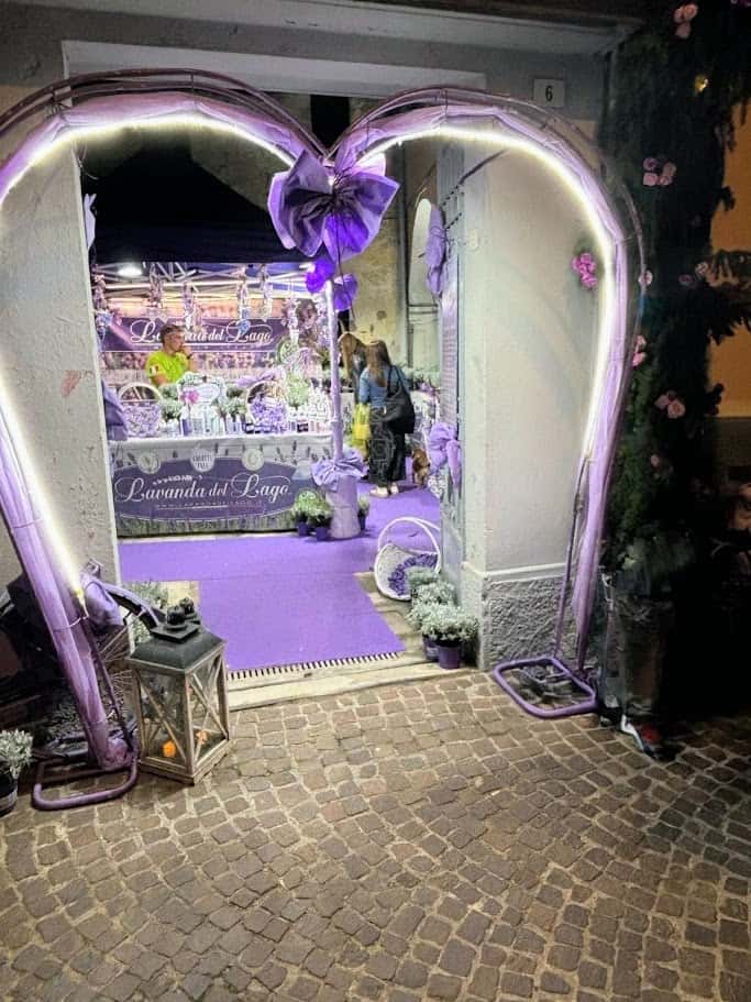 Lavanderia del Lago decorazione romantica con luci e fiori color lavanda per eventi speciali nel centro storico. Atmosfera elegante e accogliente con dettagli floreali e luci soffuse, perfetta per matrimoni o feste.