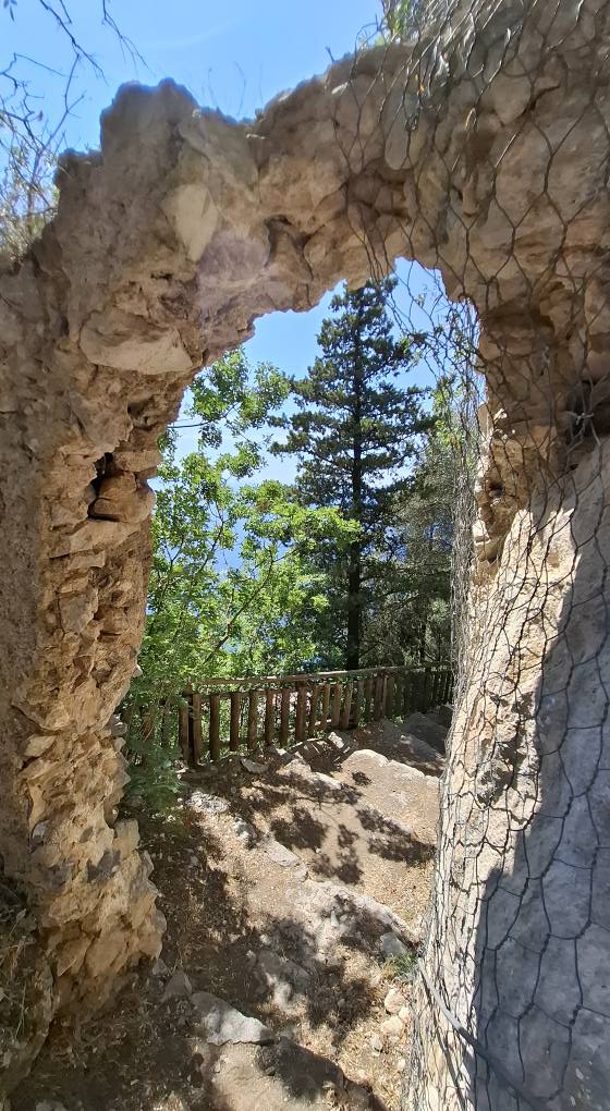 Perché visitare la Torre dello Ziro? 2 Scorcio di un arco naturale roccioso delle rovine della Torre dello Ziro