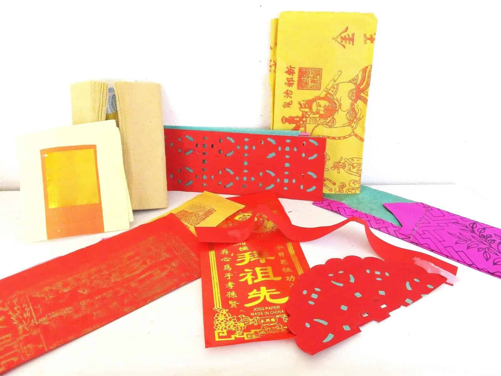 Perché in Asia bruciano banconote ai funerali 3 Fogli di carta cinese decorativa e libri di carta colorata per le festività tradizionali cinesi. Articoli per il noodles, decorazioni e simboli culturali per il Capodanno cinese e altre celebrazioni tradizionali.