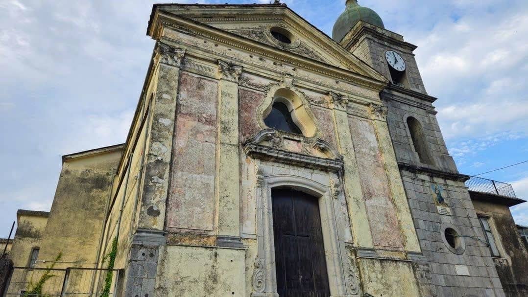 Antico edificio chiesa con architettura storica a Sant'Eustachio di Montoro