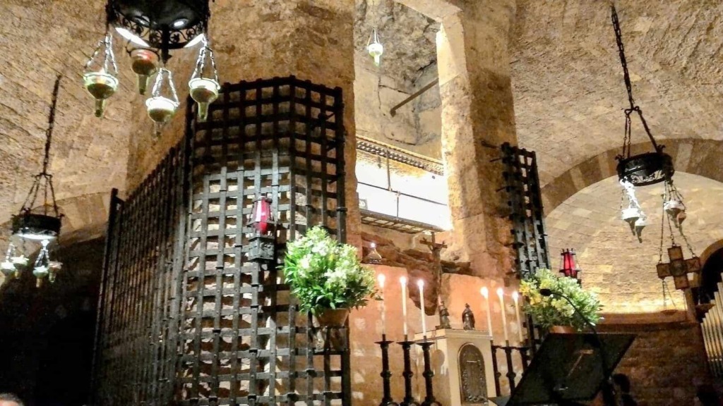 Perché si festeggia San Francesco il 4 ottobre. Cripta della Basilica di San Francesco ad Assisi