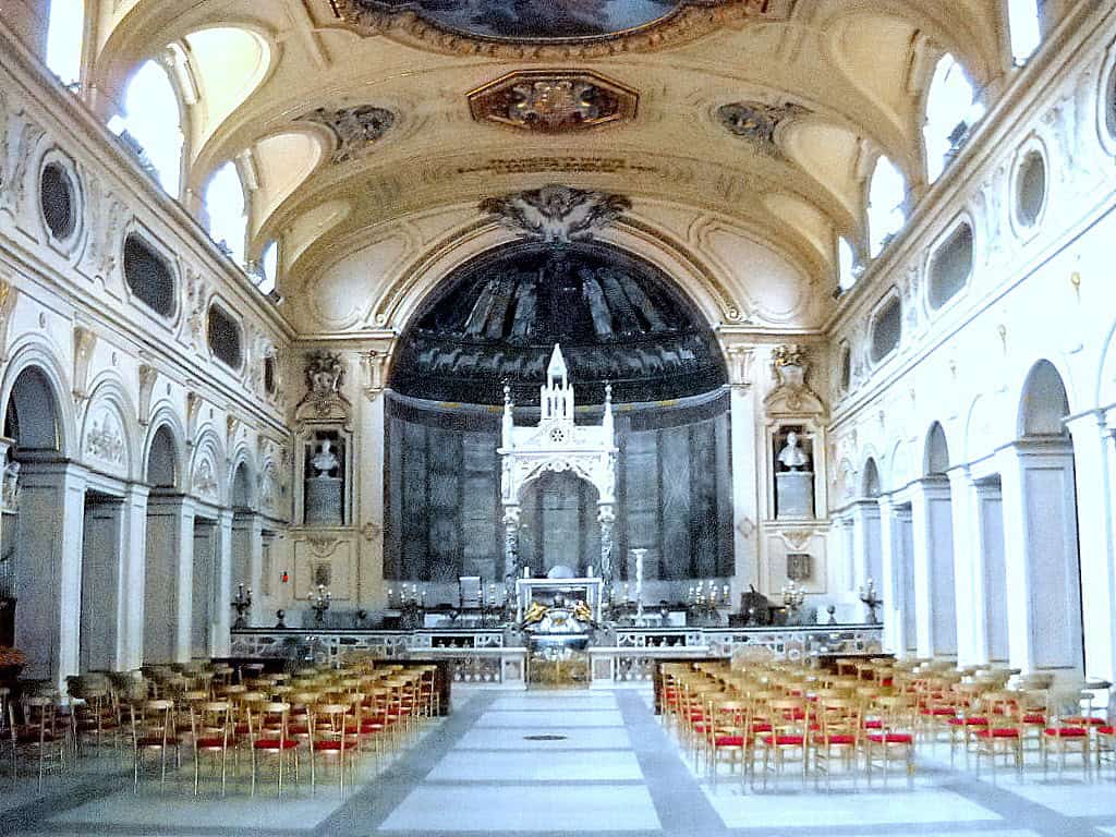 Chiesa storica di Santa Cecilia in Trastevere con arredi eleganti, intima atmosfera sacra, perfetta per cerimonie religiose e eventi spirituali di prestigio.