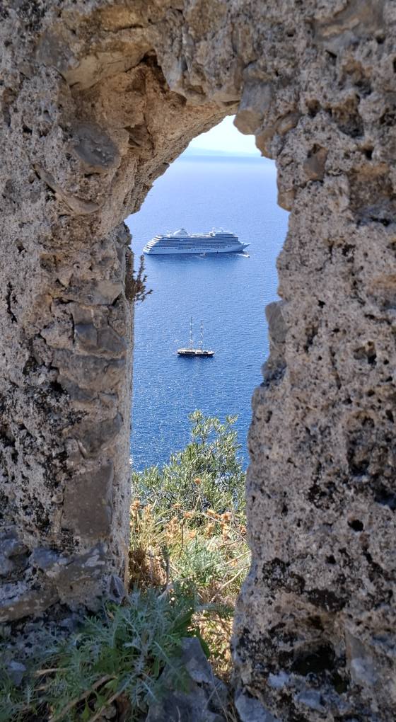 Perché visitare la Torre dello Ziro? 3 Scorcio di un arco naturale roccioso delle rovine della Torre dello Ziro con il mare