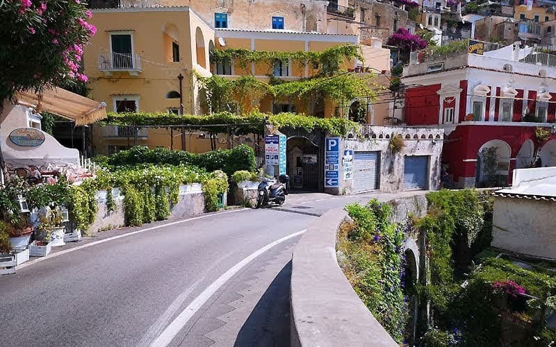 Colorato villaggio di pescatori in Costiera Amalfitana con case pittoresche, fiori e strade strette, perfetto per fotografie e tentazioni di viaggio.