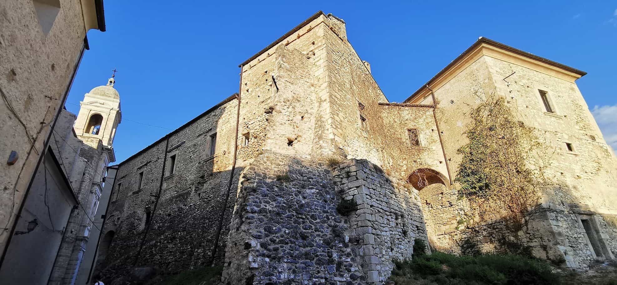 Perché gli ingressi delle case-torri erano spesso rialzati