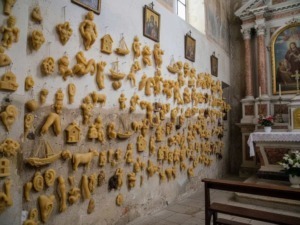 Sculture di cera in stile sacro nella chiesa italiana.