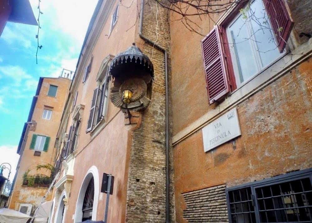 Vecchia strada di Roma con un lampione in stile vintage e pareti di edifici storici.