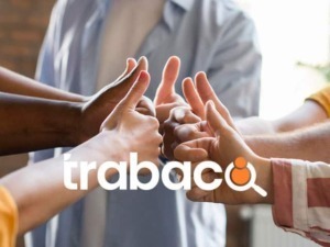 Immagine di mani che si uniscono, simbolo di collaborazione e lavoro di squadra in un ambiente di ufficio.