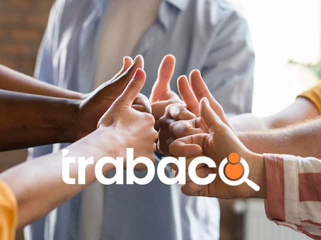 Immagine di mani che si uniscono, simbolo di collaborazione e lavoro di squadra in un ambiente di ufficio.